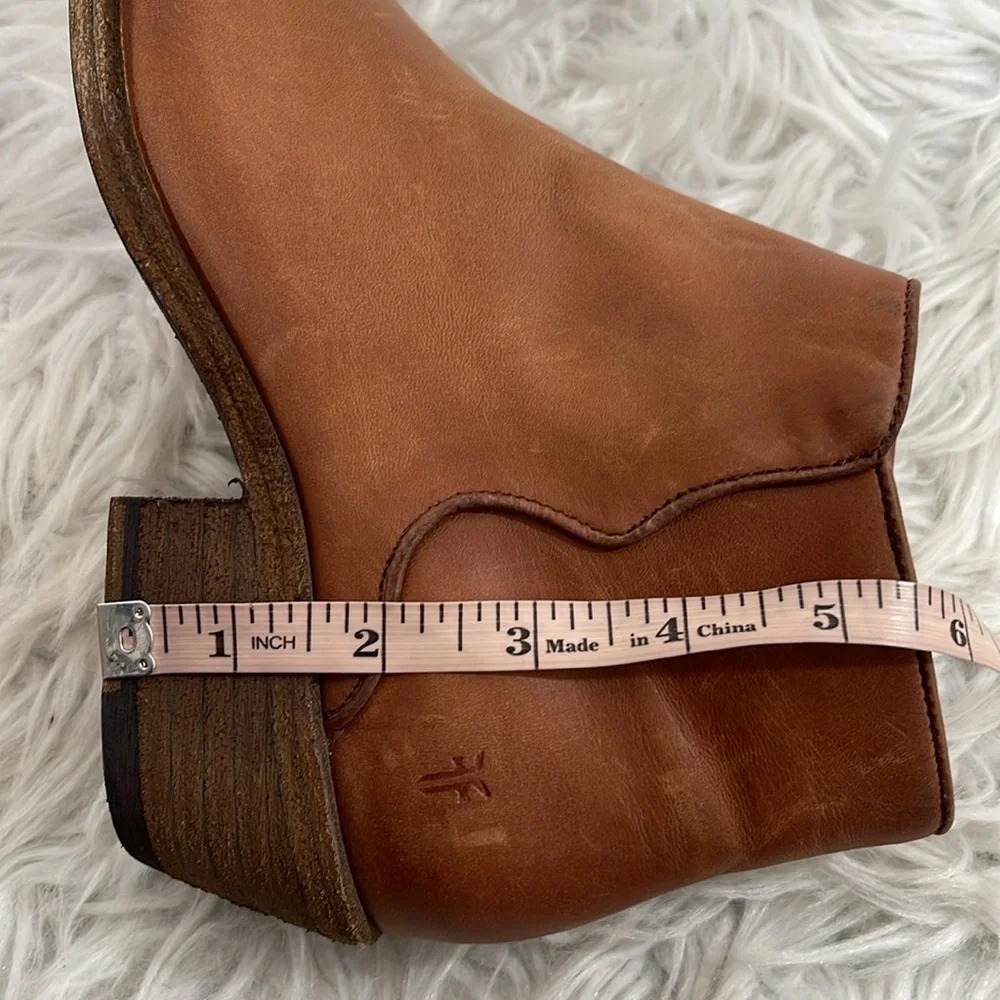 Frye Carson Piping Cognac DISTRESSED LEATHER Ankle Bootie Heel Side Zip Size 7.5 - Picture 15 of 15